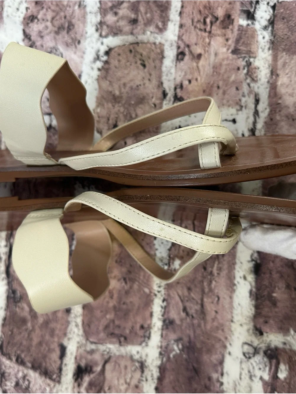 kensie Cream Scalloped Strap Toe-Loop Sandals
